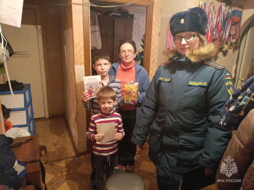 Сотрудники МЧС России поздравили многодетные семьи Каширы в Новым годом