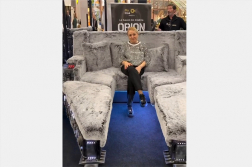 Диван-звездолет за 15 миллионов рублей из шоурума в Москве попал на видео