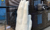Москвич нашел на столичной помойке скульптуру в виде гигантской человеческой руки