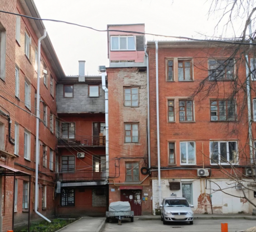 Воронежец построил себе дом с шашлычной на крыше многоэтажки