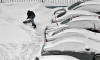 В Москве появилось множество объявлений по откапыванию машин из снега