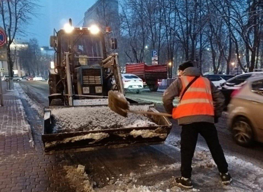 Мэр попросил воронежцев не оставлять машины у дорог, чтобы не мешать уборке снега