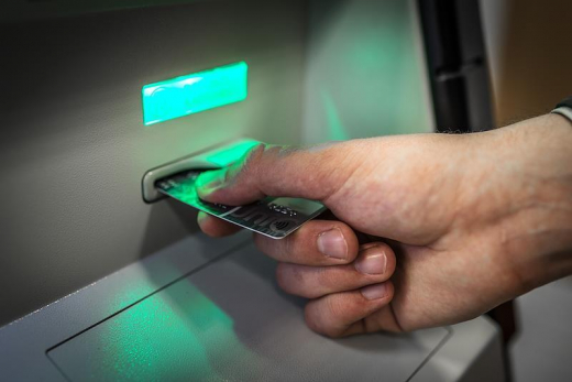 Сотрудник заведения в Москве украл с карты работодателя более 1 млн рублей