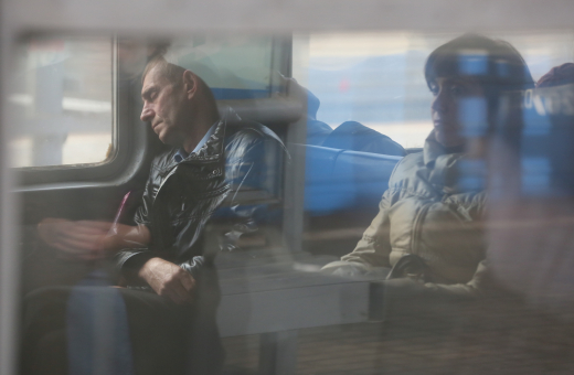 Россияне поспорили насчет спящих в пригородных поездах пассажиров