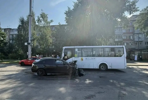 Пенсионерка пострадала в массовом ДТП с маршруткой в Воронеже