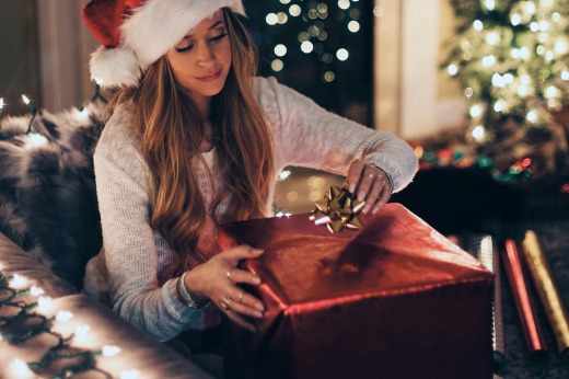 Худшим подарком на Новый год россияне назвали одежду и аксессуары