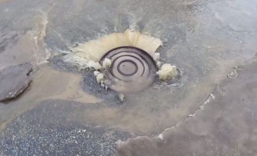 Канализационные стоки затопили улицу в Воронеже