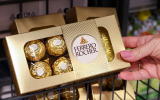 Baza: Москвич потребовал от бывшей вернуть съеденные конфеты Ferrero Rocher и выпитую воду