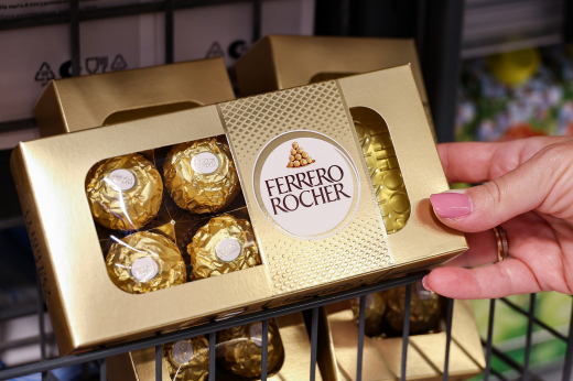 Baza: Москвич потребовал от бывшей вернуть съеденные конфеты Ferrero Rocher и выпитую воду