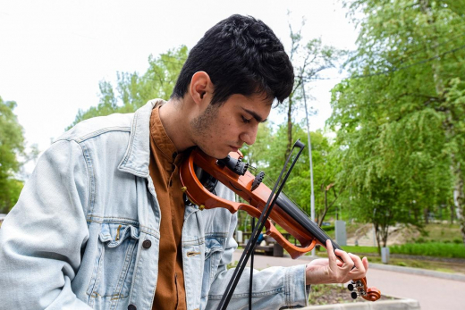 Уличного скрипача, который играет поп-музыку, воронежцы называют молодым Вивальди