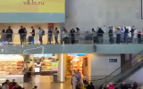 Очередь в «Макдоналдс» растянулась на весь этаж на вокзале в Москве