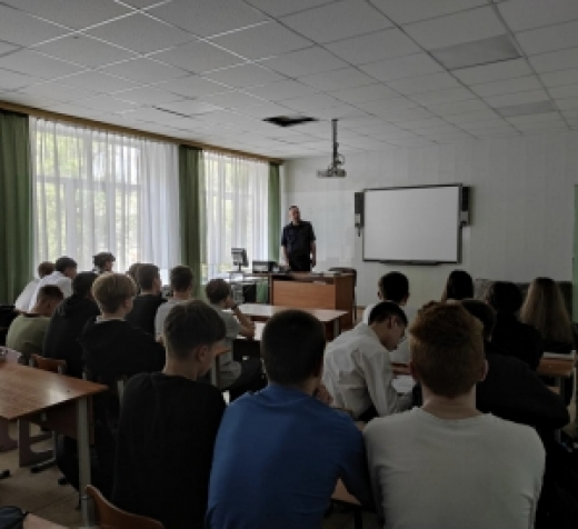 Сотрудник следственного управления встретился с учениками школы города Воронежа