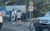 Иномарка перевернулась и влетела в отбойник возле Воронежской областной больницы