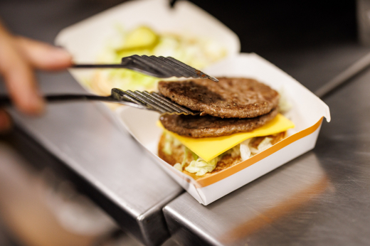 Самый известный бургер «Макдоналдса» уйдет из российского меню