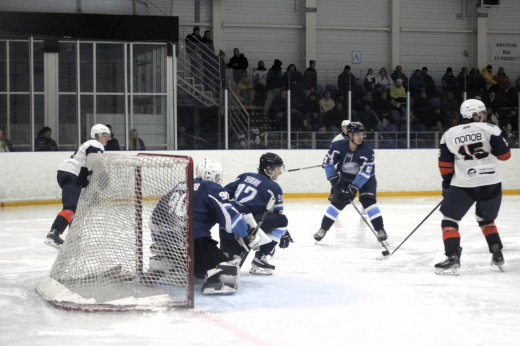 Хоккеисты из Нововоронежа дважды проиграли лидеру сезона