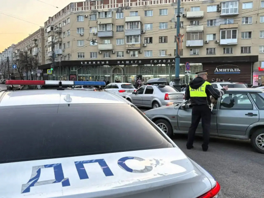 Воронежская автомобилистка купила права у незнакомца и ездила с ними год