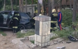 Иномарка влетела в веранду частного дома в Воронежской области: есть погибший