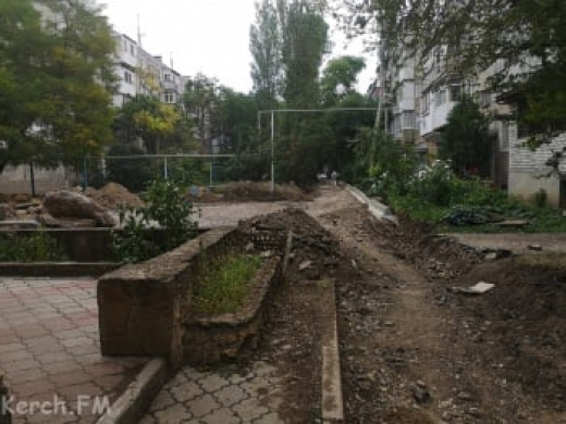 Пострадавшие от прошлогоднего потопа в Керчи дворы по Юных Ленинцев начали благоустраивать