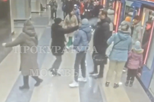 В столичном метро пассажир распылил перцовый газ в лицо мужчине и попал на видео