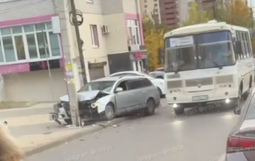 Девушка пострадала в столкновении двух иномарок в Воронеже
