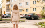 В Воронеже 7-летняя девочка лишилась пальца во дворе: родители требуют 1,5 млн рублей