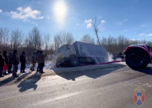 Около 20 воронежцев спасали перевернувшийся на трассе «КамАЗ» с кукурузой