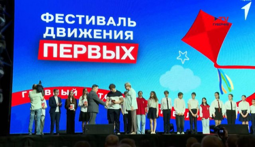 20 юных воронежцев получили паспорта из рук министра