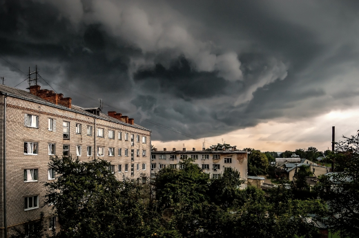 Москвичам посоветовали приготовиться к торнадо. Ураганные ветра станут для столицы привычным делом
