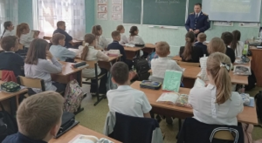 Сотрудник СК провел правовой урок с учениками школы города Россошь