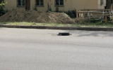 Глубокую яму на дороге по Орджоникидзе закрыли покрышкой