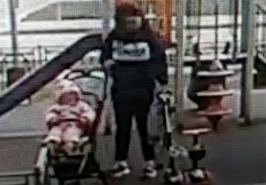 Похитительница детской коляски с площадки в Москве попала на видео
