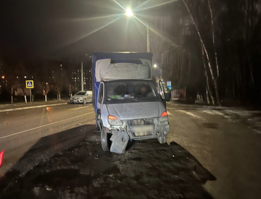 Фургон сбил двух пешеходов возле перинатального центра в Воронеже