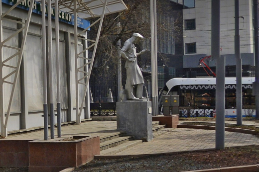 В Москве нашли столетнюю скульптуру «мужчины со смартфоном»