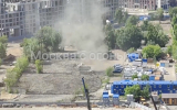 Небольшой пылевой вихрь образовался на строительной площадке в Москве