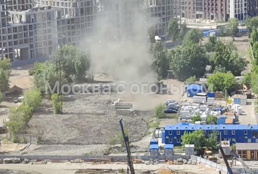 Небольшой пылевой вихрь образовался на строительной площадке в Москве
