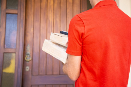 Курьер интернет-магазина полгода воровал посылки в сортировочном центре под Воронежем