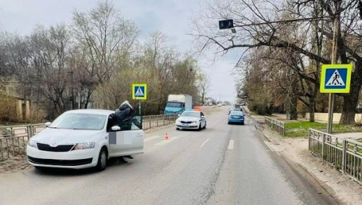 Такси сбило 13-летнюю девочку на пешеходном переходе у школы в Воронеже