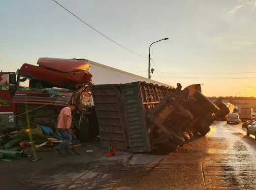Два человека пострадали в ДТП со «скрутившимся» грузовиком в Воронежской области