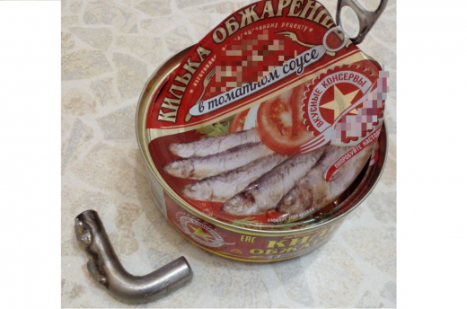 Кусок трубы в банке с килькой обнаружила жительница Воронежа