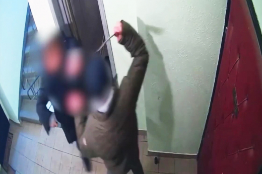 В Москве пьяный мужчина избил пожилую соседку обувной ложкой за частые доставки