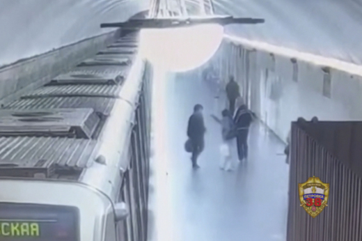 Женская драка в московском метро попала на видео