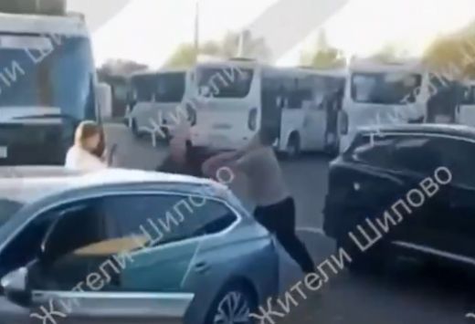 Очевидцы: в Воронеже водитель легковушки распылил перцовый баллончик и избил водителя автобуса