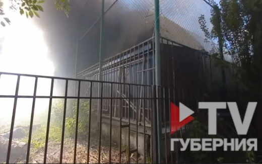 Крытый футбольный манеж сгорел у школы в Воронеже