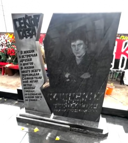 Фанаты-вандалы устроили разгром на могиле Юрия Хоя в Воронеже