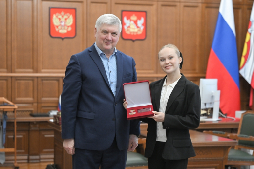 Глава региона вручил Ангелине Мельниковой почётный знак «Благодарность от земли Воронежской»