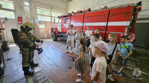 В Серпухове школьники познакомились с работой пожарных