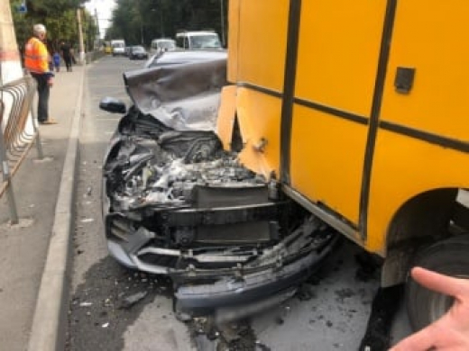 В Крыму легковушка «залетела» под автобус, пострадал водитель