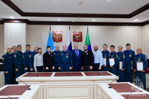 Александр Куренков посетил Ситуационный центр Дагестана и вручил ведомственные награды