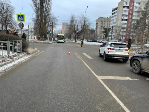 Lada сбила женщину на пешеходном переходе в Воронеже