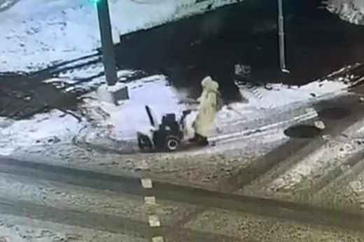 В Москве женщина украла оставленную без присмотра снегоуборочную машину